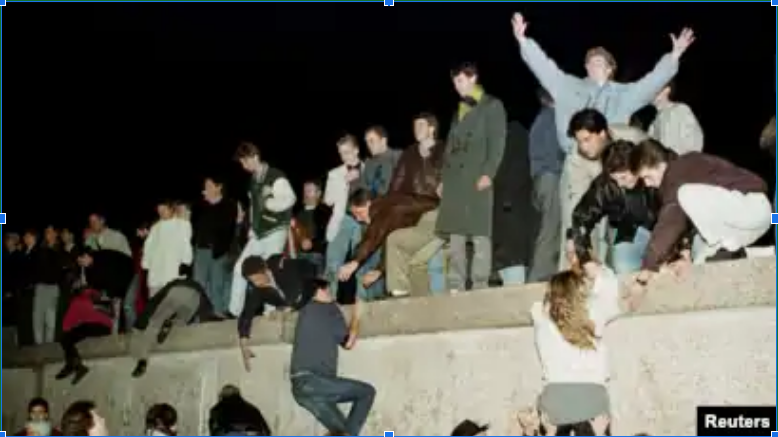 Mennesker på Berlinmuren under murens fall